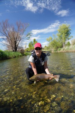 Nehirde balık olgun kadın