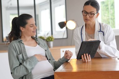 Doktorun ofisinde hamile kadın