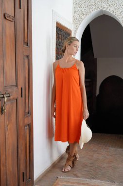 Fas riad ayakta parlak elbiseli zarif kadın