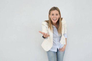 Dinamik iş kadını gri arka planda kameraya bakıyor