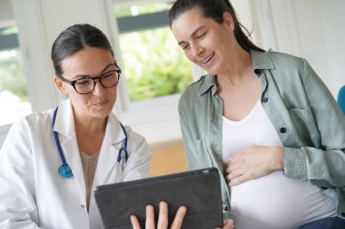 Doktorun ofisinde hamile kadın