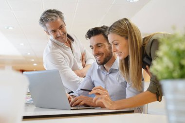 Ofiste iş fikirlerini gözden geçirerek startup ekibi