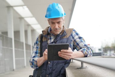 Baş mimar çağdaş bina dışında tablet kontrol