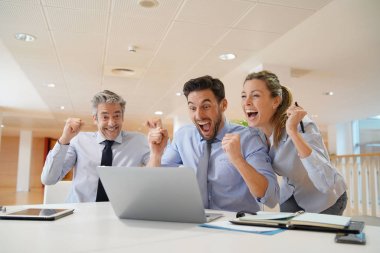 Dinamik başlangıç ekibi başarılı iş sonucunu kutluyor