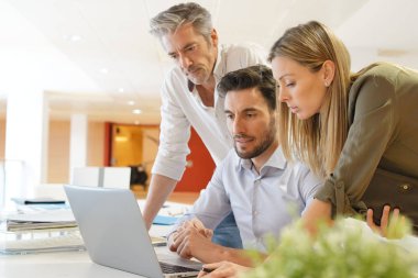 Ofiste iş fikirlerini gözden geçirerek startup ekibi