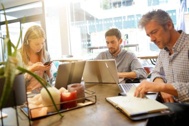 Modern ortak çalışma alanında meslektaşları