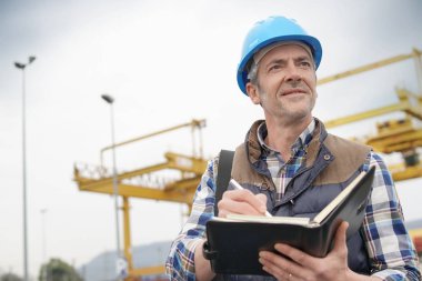 Olgun inşaat işçisi dizüstü bilgisayar ile iş görme teftiş