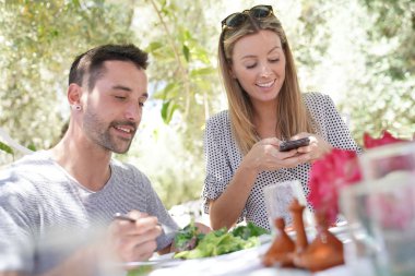Dışarıda öğle yemeği yeen mutlu çift