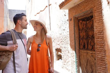 Marakeş sokaklarda yürüyüş çekici çift