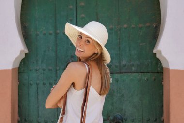 Marakeş'i ziyaret eden, güneş şapkası takan güzel kızın portresi