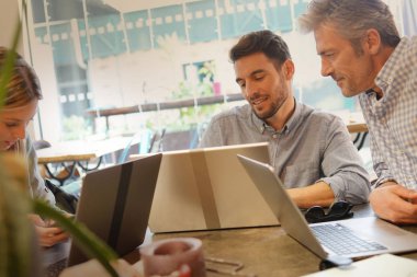 Modern ortak çalışma alanında meslektaşları