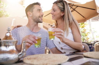 Neşeli çift fas nane çayı içme