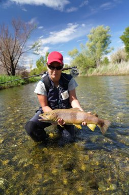 Nehirde balık olgun kadın