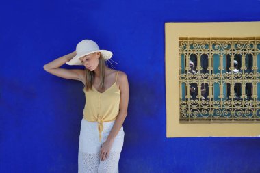 Majorelle Garden Fas mavi duvara karşı Çarpıcı kadın