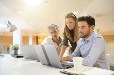 Ofiste iş fikirlerini gözden geçirerek startup ekibi