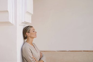 Doğal güzellik nötr tonlarında Fas villa sütununa karşı eğilerek