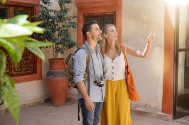 Geleneksel Fas riad keşfetmek şık çift