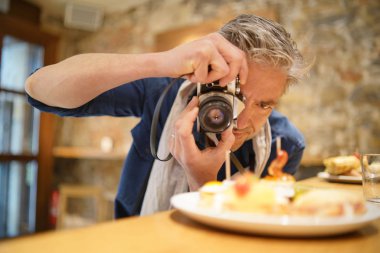 Olgun fotoğrafçı İspanyol restoranında tapas plaka fotoğraf çekmek