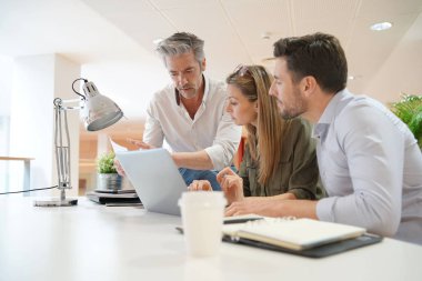 Ofiste iş fikirlerini gözden geçirerek startup ekibi