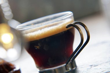 Cam bardakta taze demlenmiş kahveyi kapatın