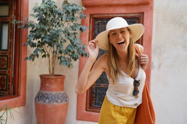 Şık kadın geleneksel Fas riad kameraya doğru ulaşan