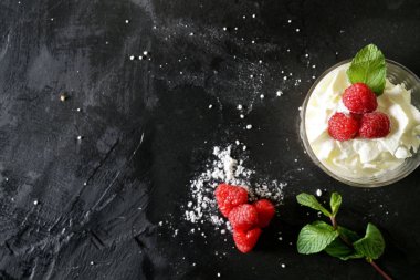 Metin alanı ile kayrak lezzetli yaz tatlısı üst görünümü