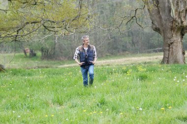 Kırsal kesimde yürüyen olgun adam