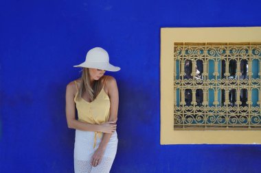 Majorelle Garden Fas mavi duvara karşı Çarpıcı kadın