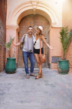 Marakeş 'i ziyaret eden mutlu gezginler.