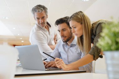 Ofiste iş fikirlerini gözden geçirerek startup ekibi