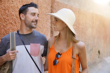 Marakeş sokaklarda yürüyüş çekici çift