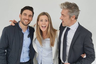 Gri arka planda birlikte gülümseyen dinamik iş arkadaşları