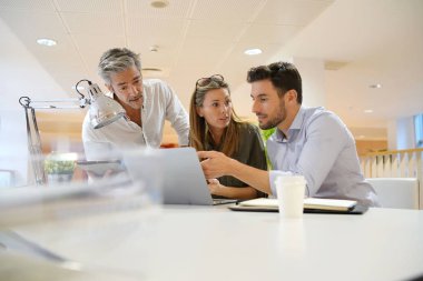 Ofiste iş fikirlerini gözden geçirerek startup ekibi