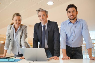 Çekici karışık iş ekibi kameraya gülümseyen