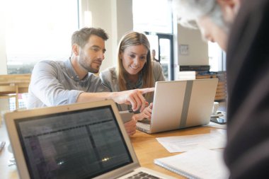 Karma satış ekibi toplantıdan önce sunum ile çalışma 