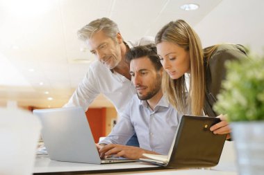 Ofiste iş fikirlerini gözden geçirerek startup ekibi