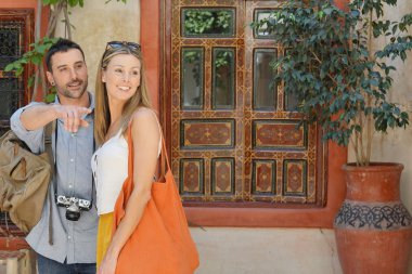 Geleneksel Fas riad keşfetmek şık çift