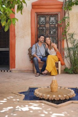 Çift güzel Fas riad oturan