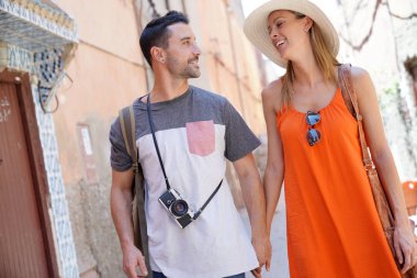 Marakeş sokaklarda yürüyüş çekici çift