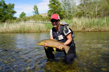 Nehirde balık olgun kadın