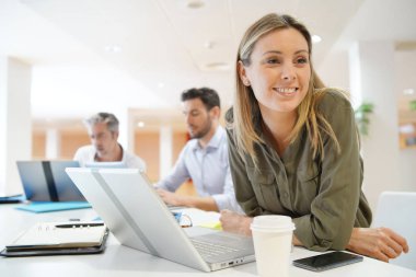 Ofiste çalışan kadın başlangıç ekibi üyesi