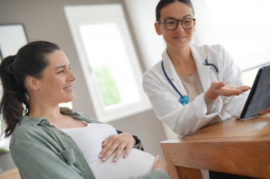 Doktorun ofisinde hamile kadın