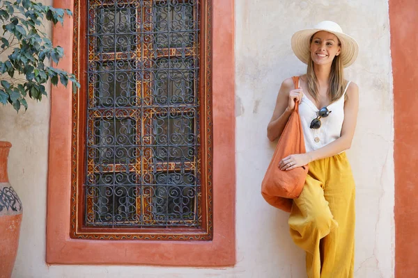Elegancka Stylowa Kobieta Uśmiechnięta Marokańskim Riad — Zdjęcie stockowe