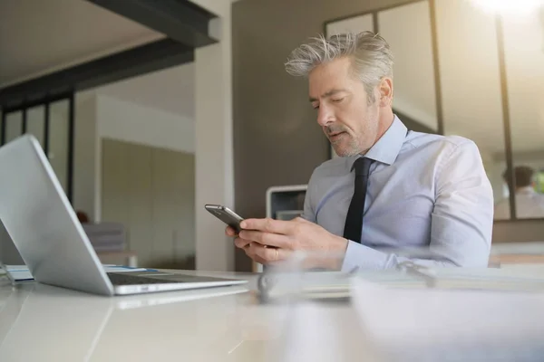 Hombre Negocios Guapo Teléfono Celular Oficina Contemporánea — Foto de Stock