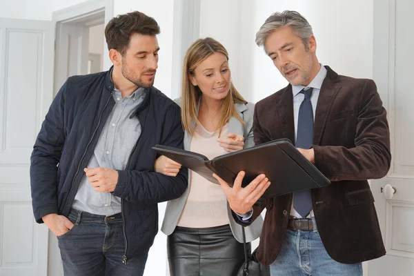 Pareja Con Agente Inmobiliario Visitando Casa Contemporánea Luz — Foto de Stock