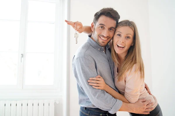 Gelukkige Paar Met Sleutels Naar Nieuwe Thuis — Stockfoto