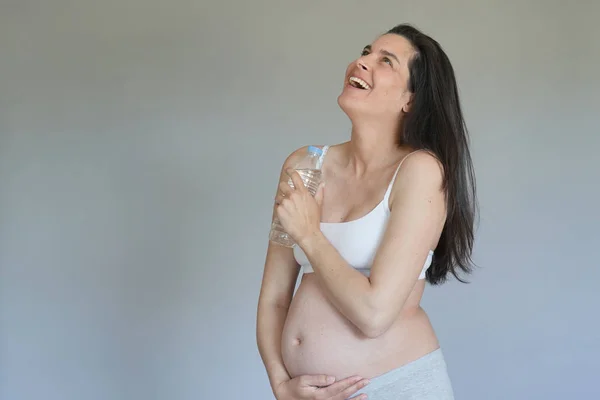 Těhotná Žena Držící Láhev Vody Izolovaná — Stock fotografie