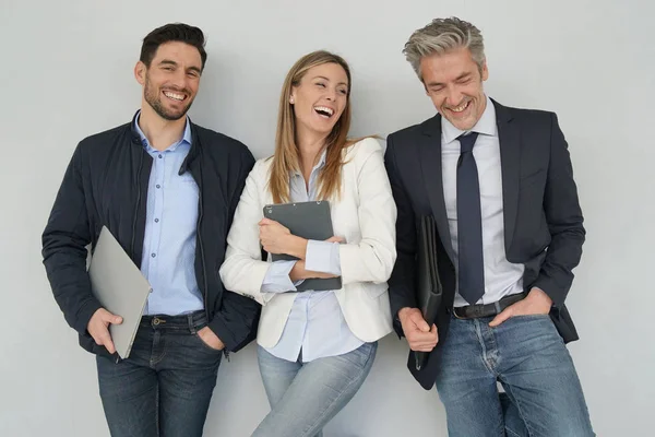 Happy Sales Team Staat Samen Een Grijze Achtergrond — Stockfoto