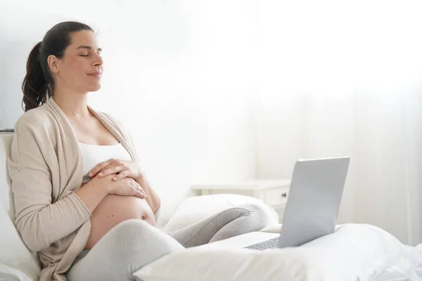 孕妇在床上放松 使用笔记本电脑 — 图库照片