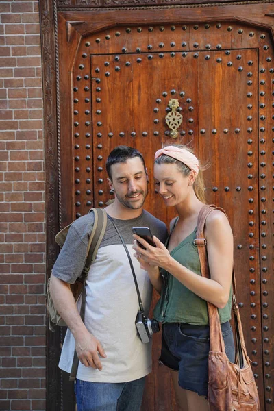 モロッコで携帯電話をチェックするカップル — ストック写真